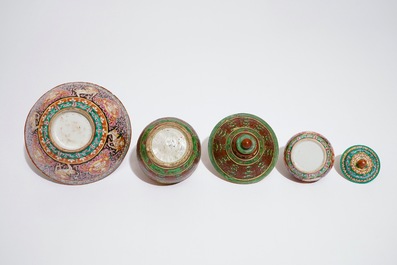 Een Chinese Bencharong dekselkom, een kom met zwarte fond en een dekselvaasje, 19e eeuw